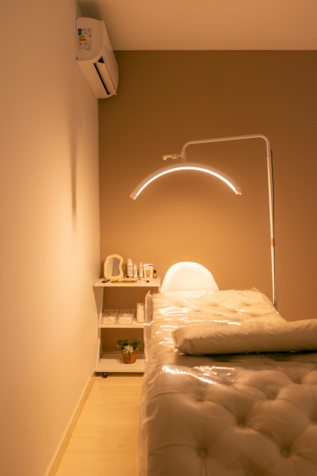 Fundo minimalista e iluminado do Studio Beatriz Alves